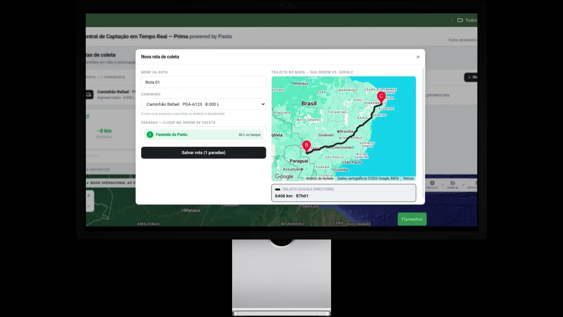 Computador exibindo construção de rota do caminhão para reduzir custo